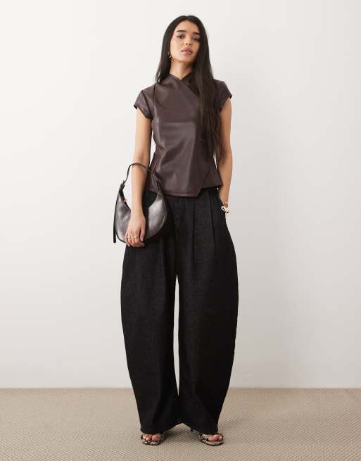 ASOS DESIGN – Elegantes, tailliertes Oberteil aus Kunstleder in Schokobraun mit überkreuztem Design, 2 von 4