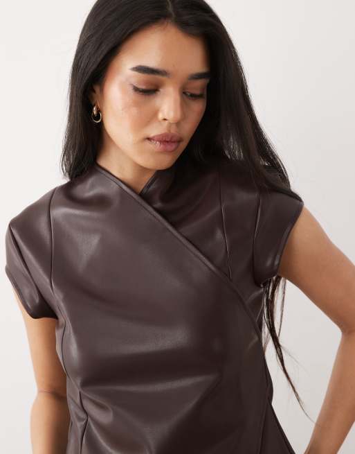 ASOS DESIGN – Elegantes, tailliertes Oberteil aus Kunstleder in Schokobraun mit überkreuztem Design, 3 von 4