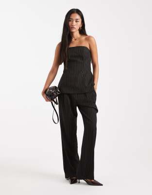 ASOS DESIGN - Elegantes, trägerloses Oberteil in Schwarz mit Nadelstreifen, Kombiteil