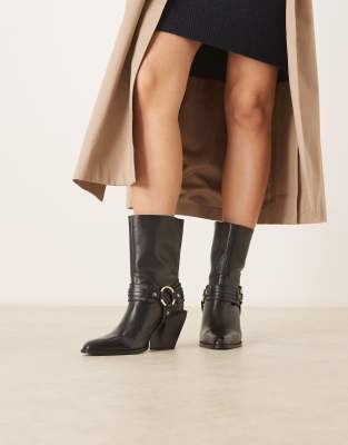 ASOS DESIGN - Elena - Ankle-Boots im Western-Design aus Leder in Schwarz mit Riemen-Auflage