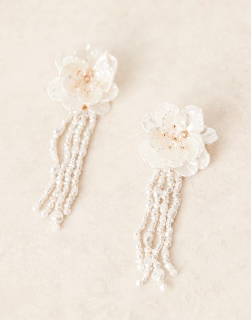 ASOS DESIGN - Elfenbensfarvede ørestikker med blomsterdesign med imiterede perler i hængedesign, 2 af 3