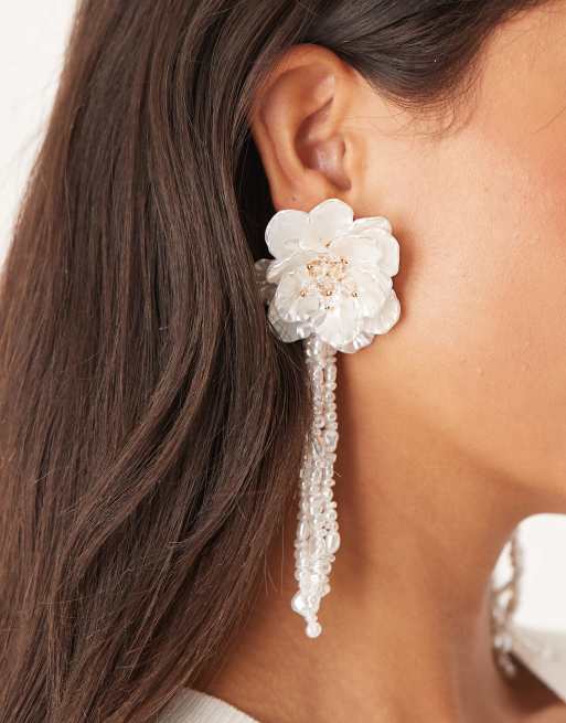 ASOS DESIGN - Elfenbensfarvede ørestikker med blomsterdesign med imiterede perler i hængedesign, 3 af 3