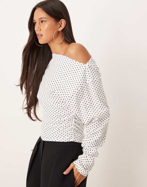 ASOS DESIGN - Elfenbenshvid top med asymmetrisk hals, tætsiddende talje og nåleprikker - view 1