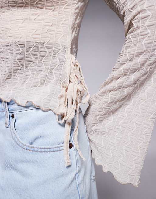 ASOS DESIGN - Elfenbenshvid top med tekstur, trompetærmer og snøredetaljer i siderne, 3 af 4