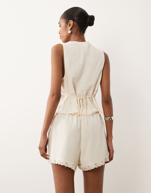 ASOS DESIGN - Elfenbenshvide pull-on-shorts i hørblanding med blondekant , 3 af 5