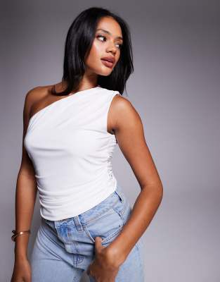 ASOS DESIGN – Elfenbensvit, asymmetrisk och åtsmitande topp - view 1