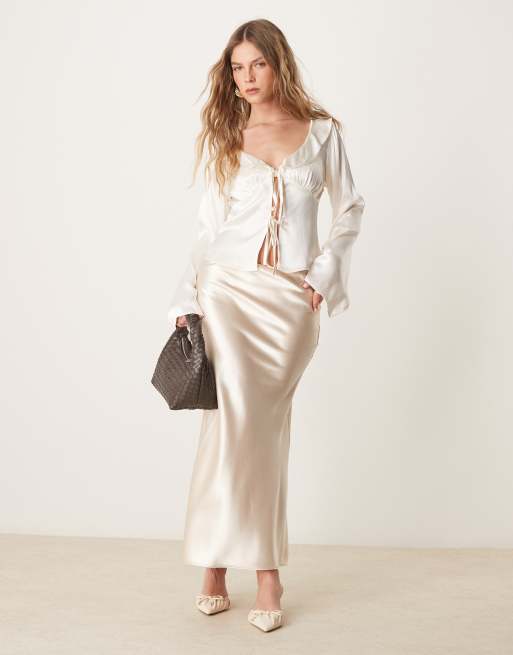 ASOS DESIGN – Elfenbensvit blus i satin med volang och knytning framtill, 2 av 4