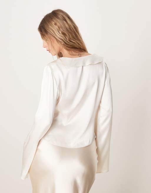 ASOS DESIGN – Elfenbensvit blus i satin med volang och knytning framtill, 4 av 4