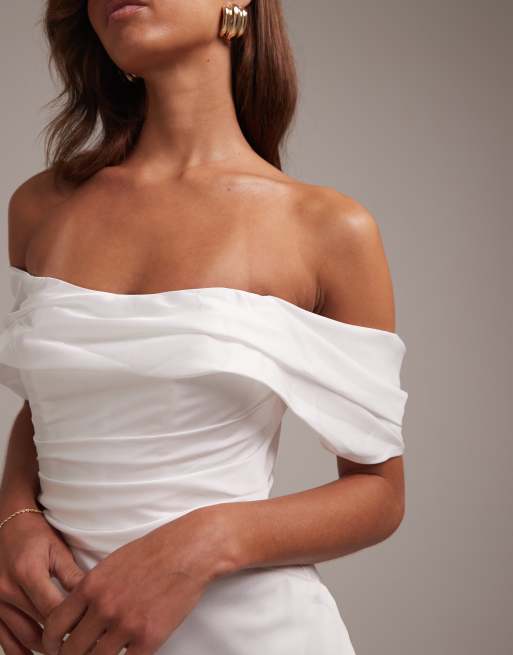 ASOS DESIGN – Elfenbensvit, draperad bröllopsklänning i maxilängd och satin med bardotringning, 6 av 6