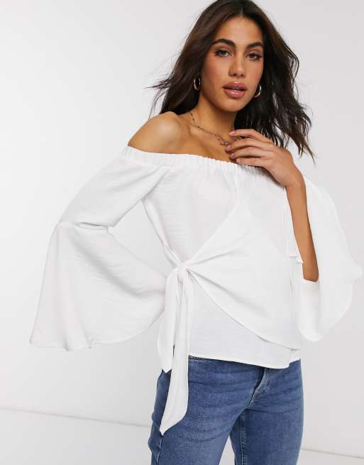 ASOS DESIGN – Elfenbensvit draperad omlottopp i satäng med off shoulder-design