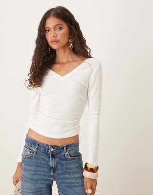 ASOS DESIGN – Elfenbensvit, ribbad, kort topp med lindragen midja, långa ärmar och v-ringning - view 1