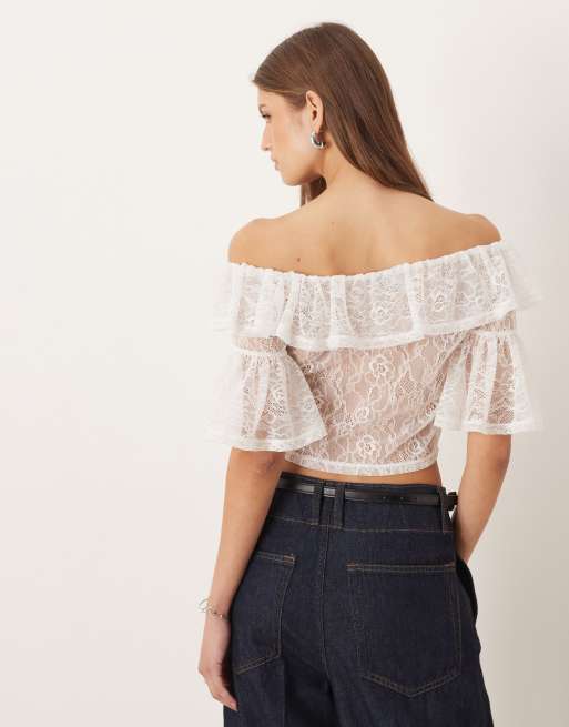 ASOS DESIGN – Elfenbensvit, skir crop top med bardot-ringning och volanger i spets, 3 av 4
