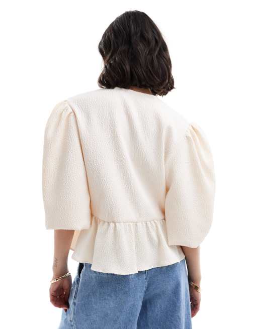 ASOS DESIGN – Elfenbensvit skjorta i peplum-modell med textur och knytning, 3 av 4
