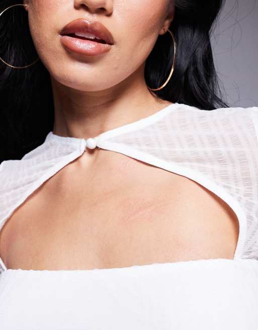 ASOS DESIGN – Elfenbensvit, smockad meshtopp med korta ärmar och knappdetalj , 2 av 4