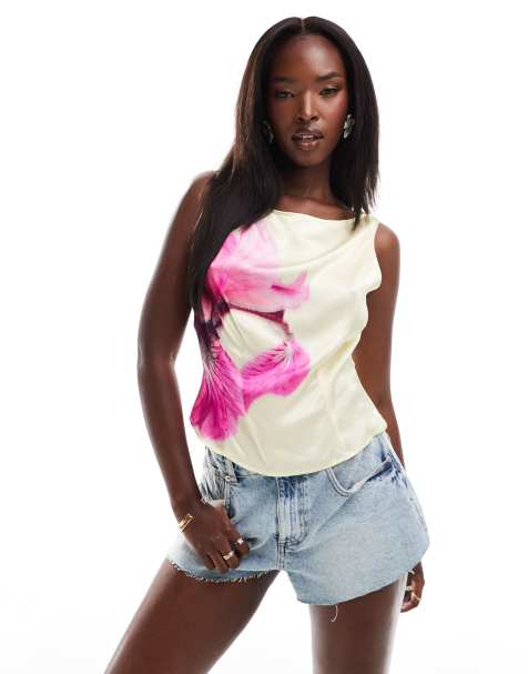ASOS DESIGN – Elfenbensvit topp i satin med blomtryck - view 1