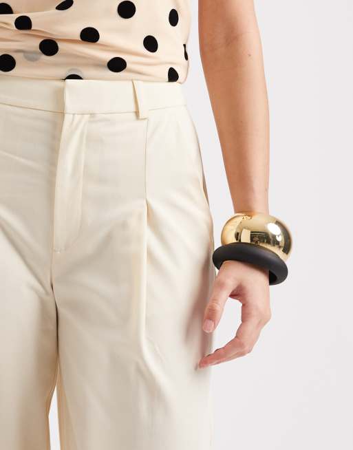 ASOS DESIGN – Elfenbensvita, figursydda byxor med uppvikt kant, 2 av 5