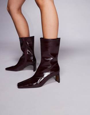 ASOS DESIGN - Eliza - Ankle Boots in der Farbe Burgundy Eel mit zurückgesetztem Absatz-Rot
