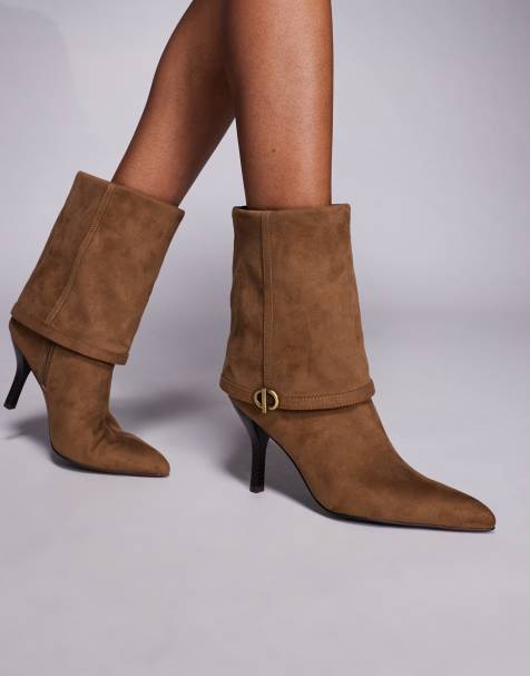 ASOS DESIGN – Ella – Piaskowe botki do kostki na obcasie z wywiniętą cholewką z imitacji zamszu z ozdobną klamrą - view 1