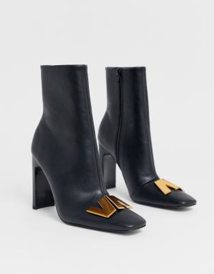 metal trim chelsea boots