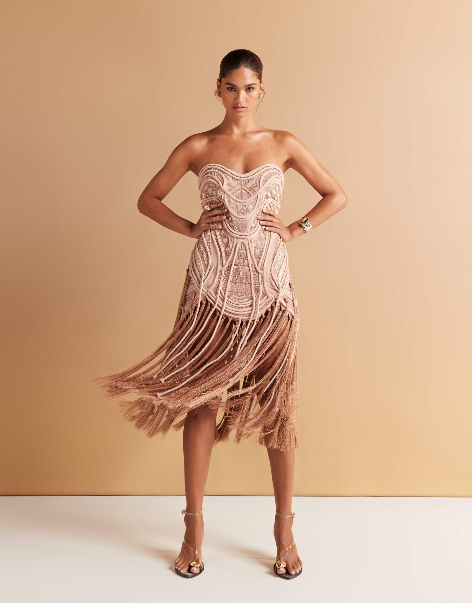 Мини-платье-бандо ASOS DESIGN, украшенное бахромой по низу, золотисто-бронзового цвета