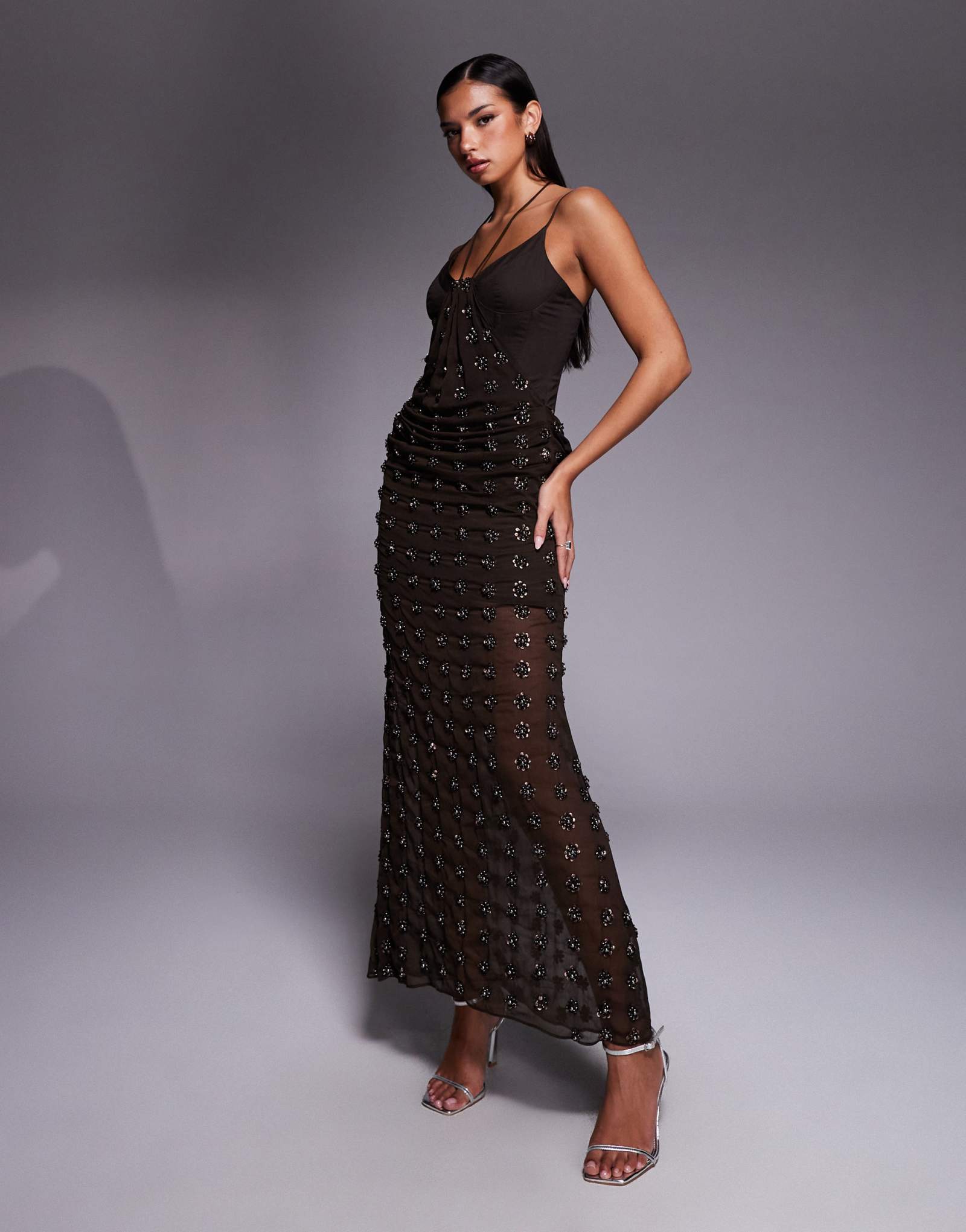 Контурное платье миди с драпировкой на юбке шоколадного цвета, украшенное дизайном ASOS DESIGN