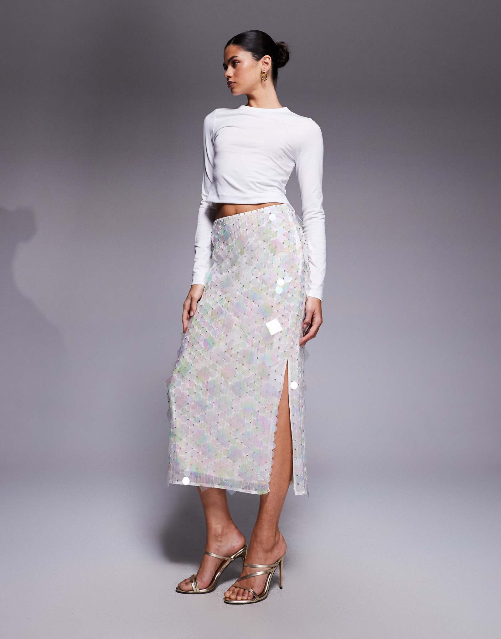 Белая миди-юбка ASOS DESIGN, украшенная блестками в виде диска