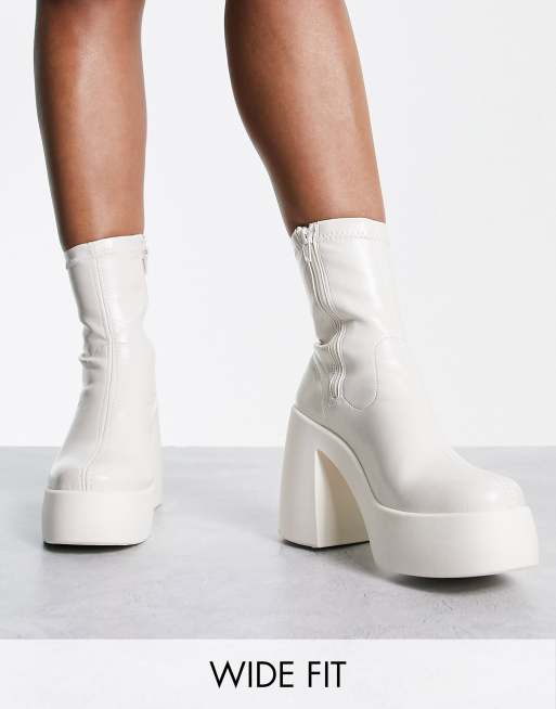 ASOS DESIGN - Ember - Stivaletti a calza a pianta larga con tacco alto bianco sporco 