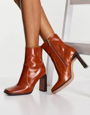 ASOS DESIGN - Embrace - Leren laarzen met hoge hak en vierkante neus in  bruin | ASOS