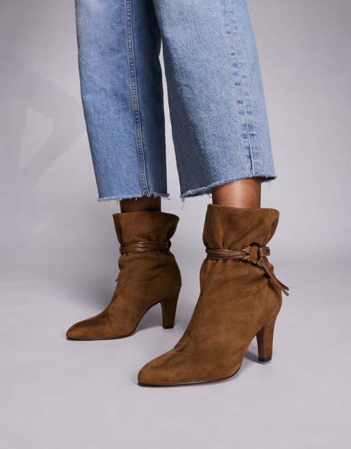 ASOS DESIGN – Emil – Ankle-Boots mit Absatz in Taupe aus Wildlederimitat mit Schaft im Paperbag-Stil, 2 von 4