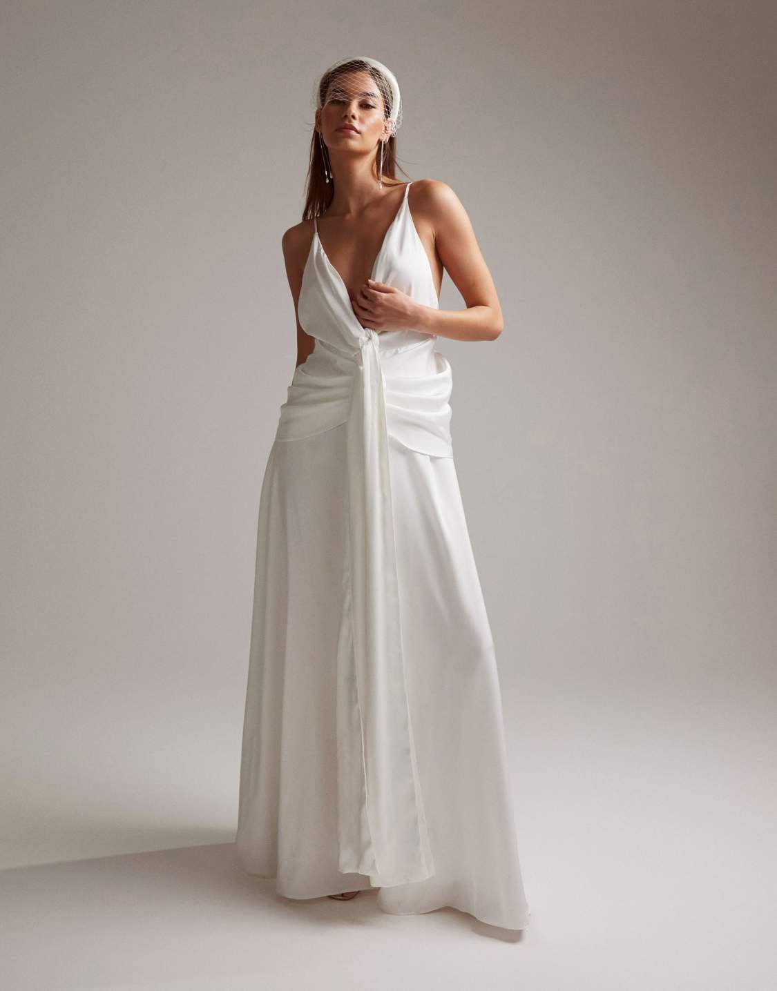 ASOS DESIGN – Emily – Robe de mariée en satin drapé à bretelles fines et décolleté plongeant Robes de mariée The Wedding Explorer