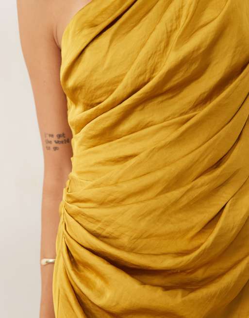 ASOS DESIGN enaxlad draperad satinklänning med rynkning i ockra, maxi, 3 av 4