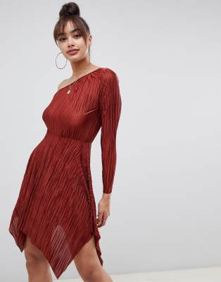 ASOS DESIGN – Enaxlad plisserad miniklänning med asymmetrisk kant