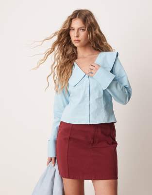 ASOS DESIGN - Eng anliegende Bluse aus Popeline in Blau mit Kragen im Oversize-Schnitt