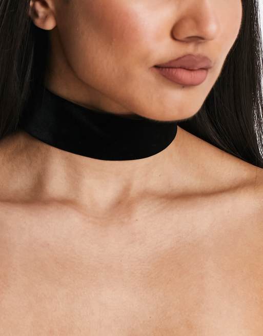 ASOS DESIGN – Eng anliegende, breite Halskette aus Samt in Schwarz
