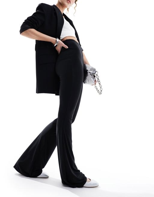 ASOS Design – Eng anliegende, figurformende und doppellagige Schlaghose in Schwarz mit hohem Bund