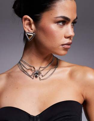 ASOS DESIGN - Eng anliegende Halloween-Halskette in Silberoptik mit Spinne-Kettendesign