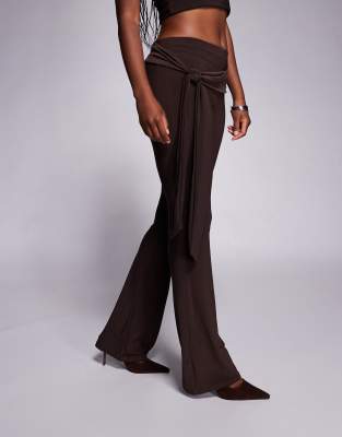 ASOS DESIGN - Eng anliegende Schlaghose in Schokobraun mit Bindeband-Brown