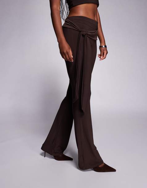 ASOS DESIGN – Eng anliegende Schlaghose in Schokobraun mit Bindeband - view 1