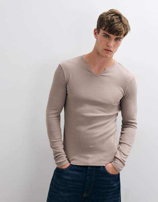 ASOS DESIGN eng anliegendes Langarm-T-Shirt mit Schlitz am Ausschnitt in Beige, 4 von 5