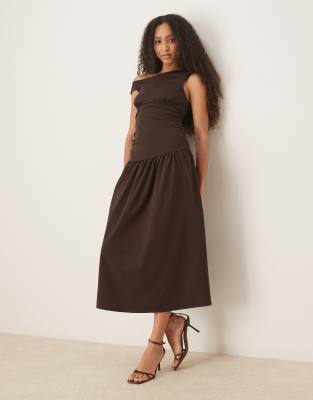 ASOS DESIGN - Eng anliegendes Midikleid in Braun mit Schlitzausschnitt und Taillierung