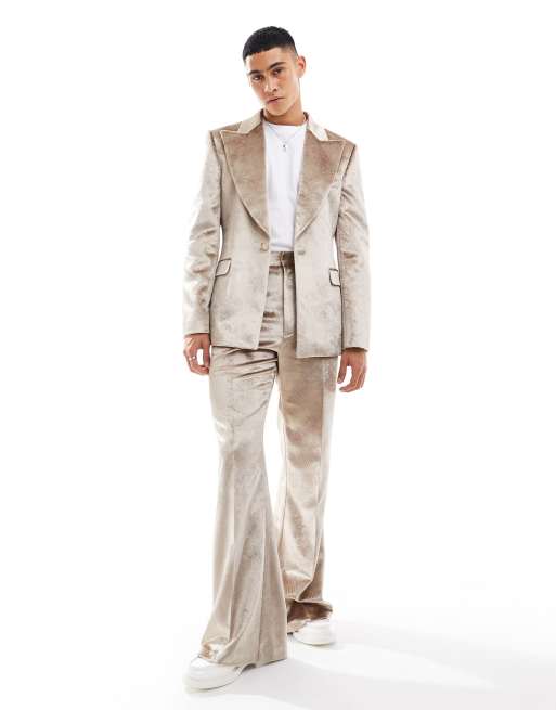 ASOS DESIGN – Eng geschnittene Anzugjacke aus goldfarbenem, geprägtem Samt mit breitem Revers, 3 von 5
