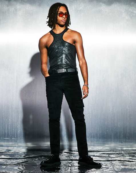 ASOS DESIGN – Eng geschnittene Cargohose aus Cord in Schwarz - view 1