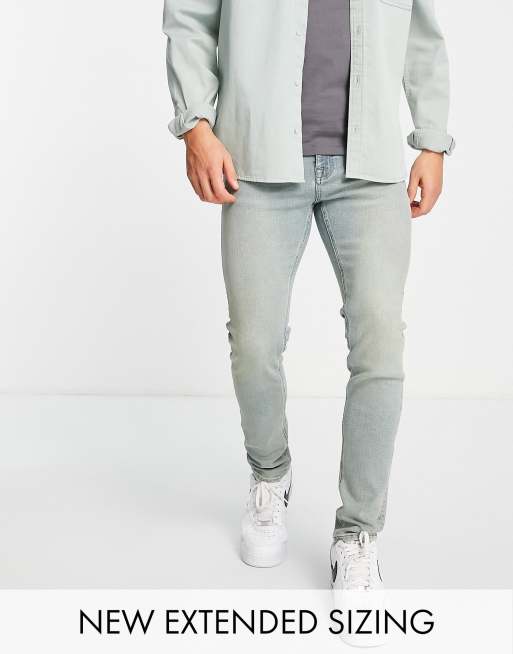 ASOS DESIGN – Eng geschnittene Jeans in getönter, mittlerer Waschung