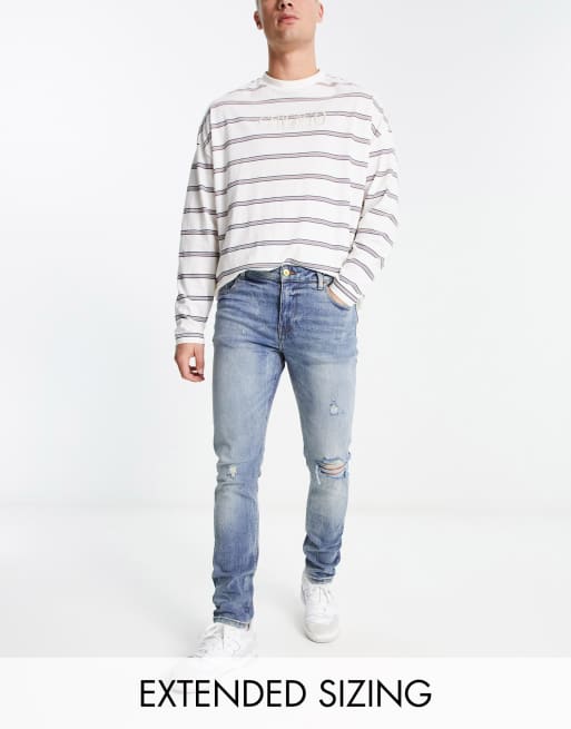 ASOS DESIGN – Eng geschnittene Jeans in mittlerer Waschung mit Zierrissen