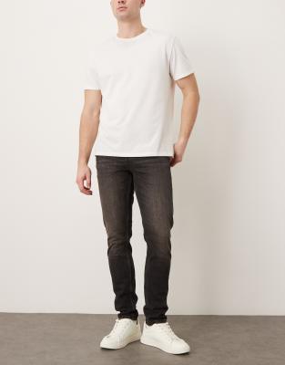 Eng geschnittene Jeans in verwaschenem Schwarz mit braunem Farbstich Schwarz 50 Regular