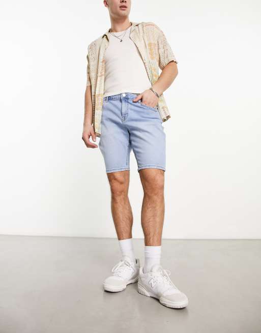 ASOS DESIGN – Eng geschnittene Jeansshorts in hellblauer Vintage-Waschung, reguläre Länge