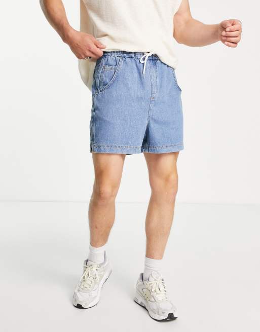 ASOS DESIGN – Eng geschnittene Jeansshorts in mittelblauer Waschung mit elastischem Bund, reguläre Länge