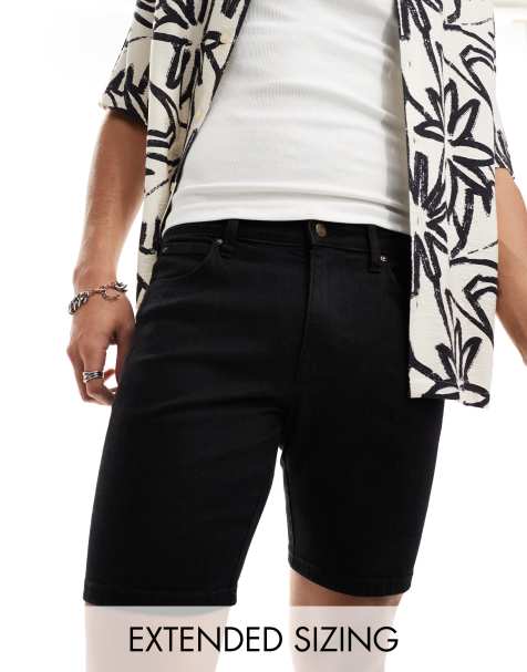ASOS DESIGN – Eng geschnittene Jeansshorts in Schwarz, reguläre Länge - view 1