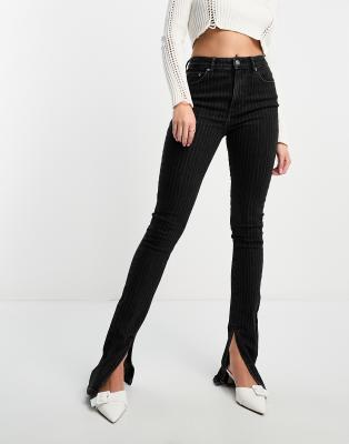 ASOS Design - Eng geschnittene Kickflare-Jeans in Schwarz mit Nadelstreifen-Grau