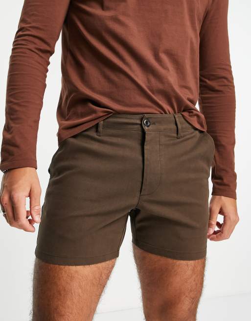 ASOS DESIGN – Eng geschnittene kurze Chinoshorts in Dunkelbraun